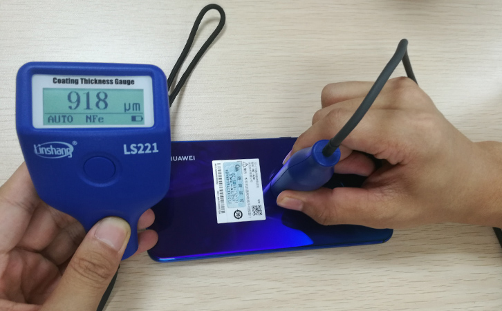 鍍層測厚儀檢測手機(jī)背面的鍍層厚度